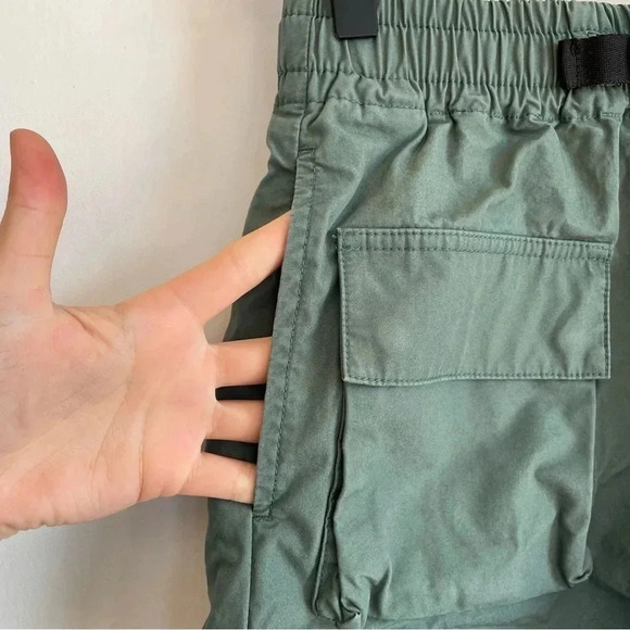 Aritzia TNA Cargo High Waisted Shorts Army Green Black Pocket Gorpcore XXS - Picture 5 of 10